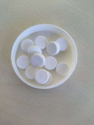 Tablettes de nettoyage écologiques pour le détergent de la machine à café espresso stockée